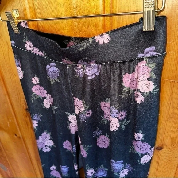 Torrid Black Velvet Floral Leggings Size 2 - Picture 5 of 5